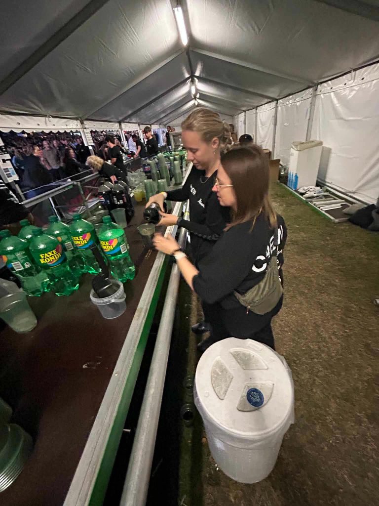 Frivillige i baren